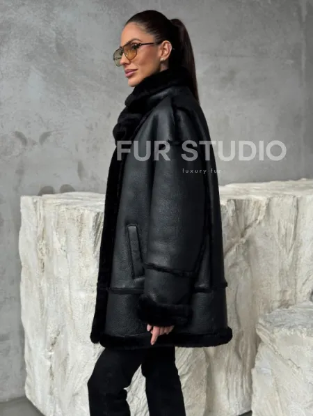 Черная современная дубленка - фото 5