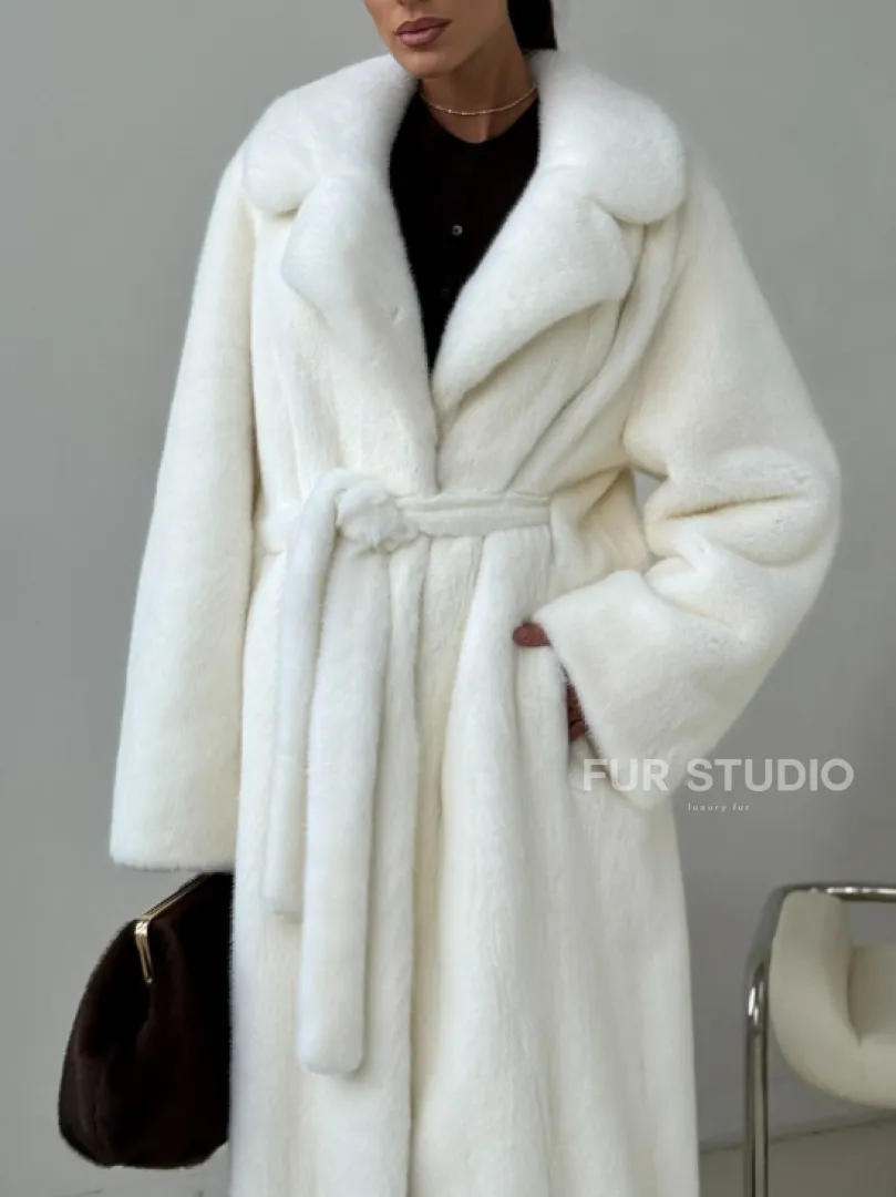 Белая длинная норковая шуба