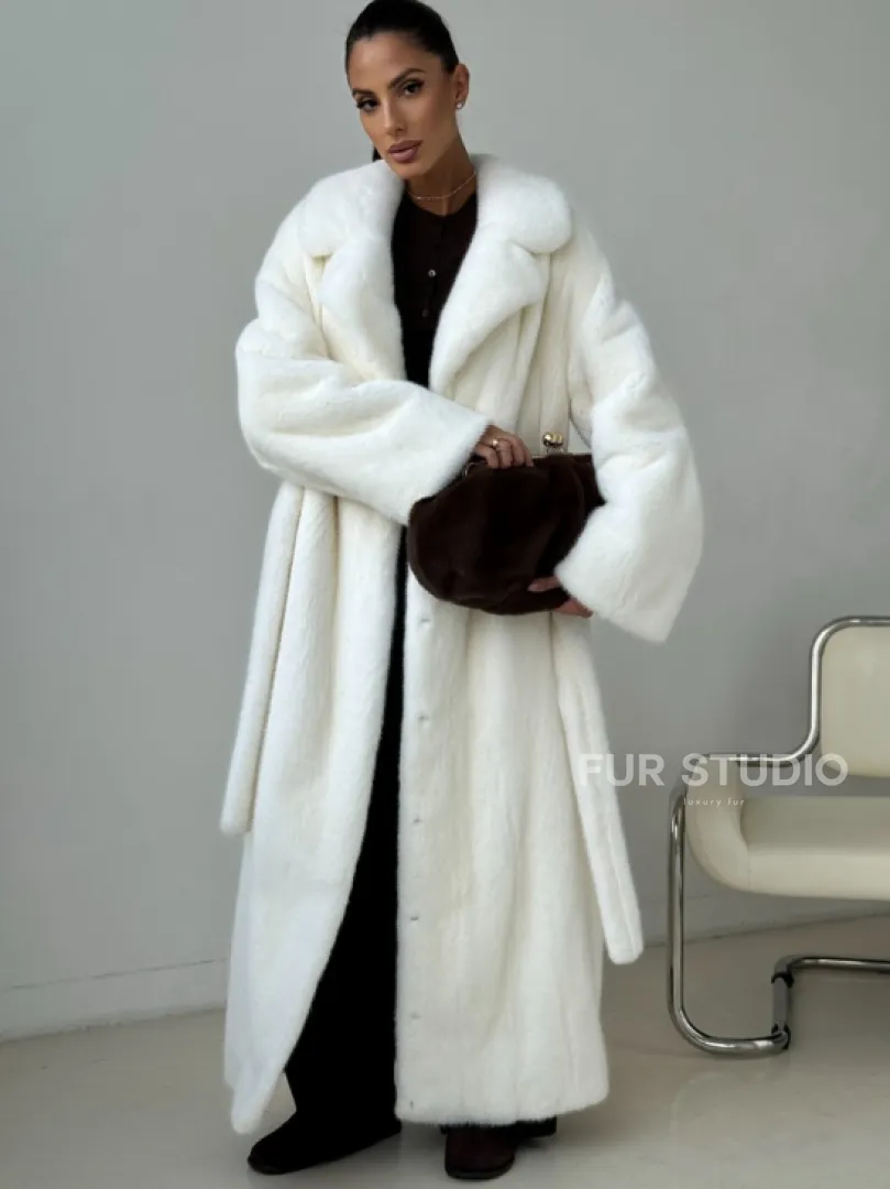 Белая длинная норковая шуба