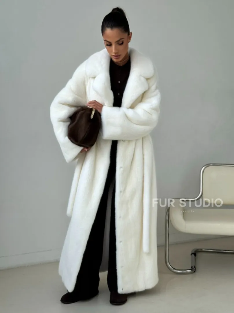 Белая длинная норковая шуба