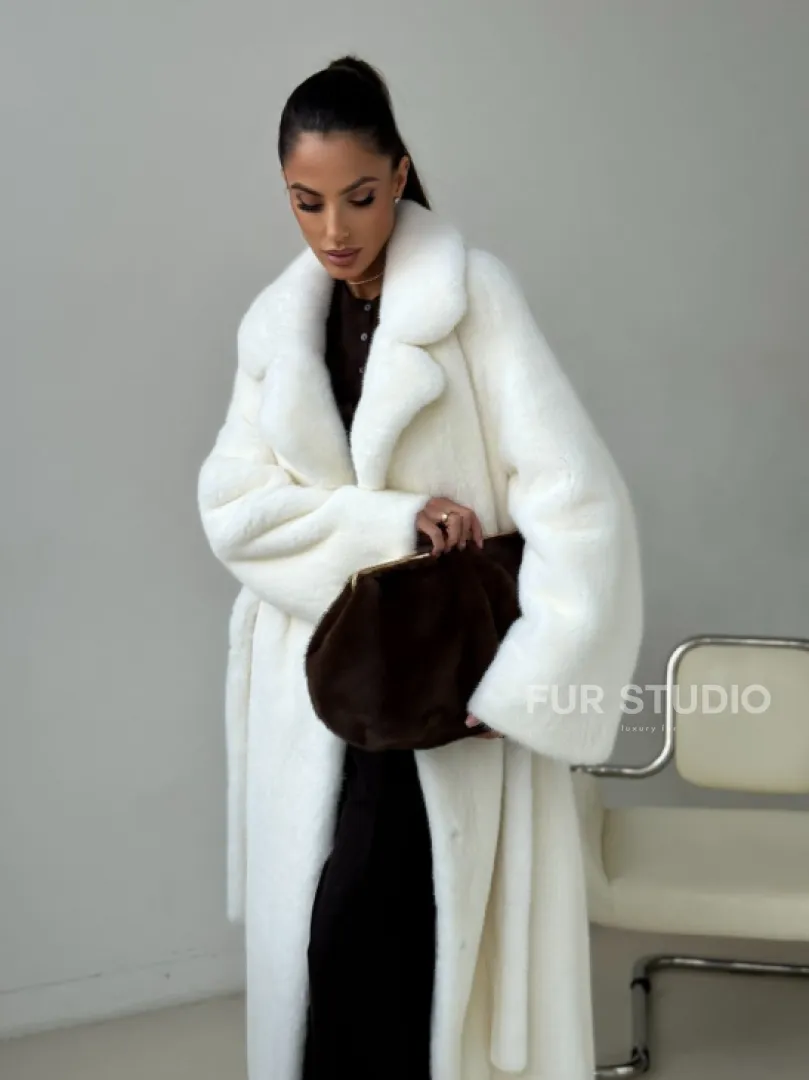 Белая длинная норковая шуба