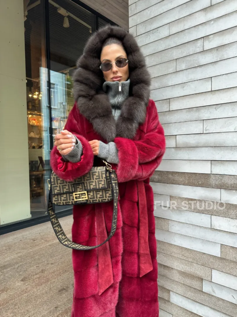 Длинная норковая шуба с капюшоном куница