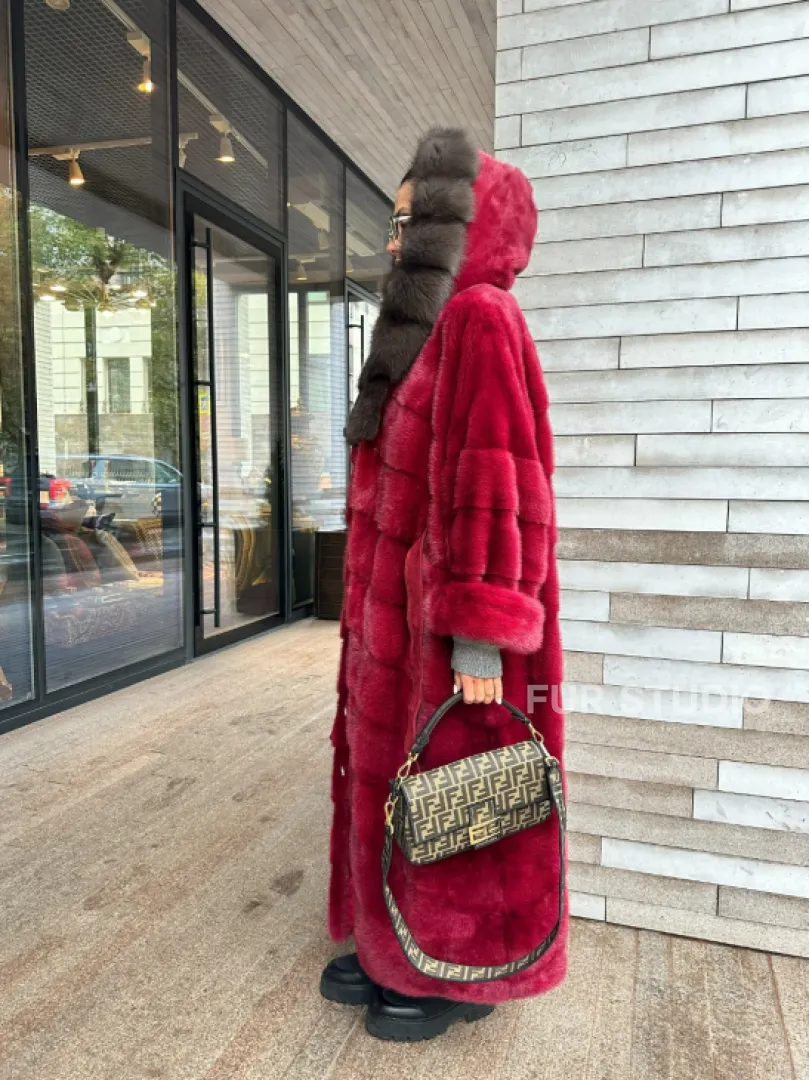 Длинная норковая шуба с капюшоном куница