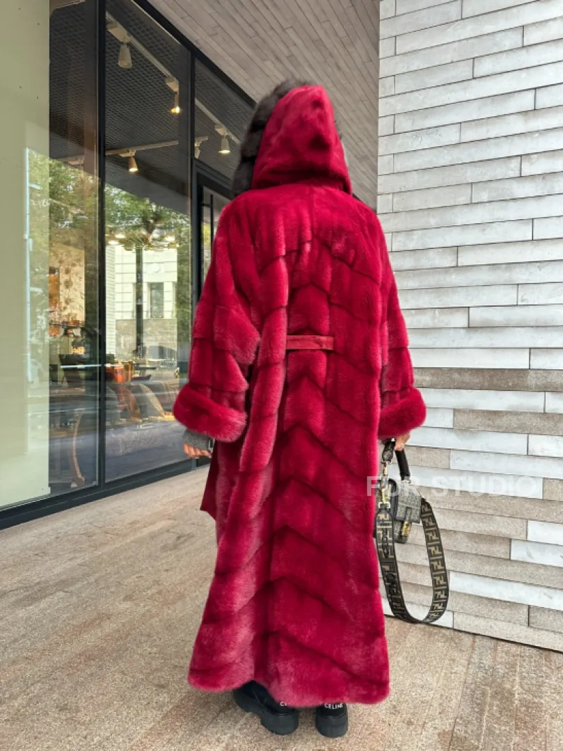 Длинная норковая шуба с капюшоном куница