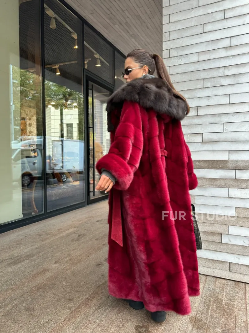Длинная норковая шуба с капюшоном куница