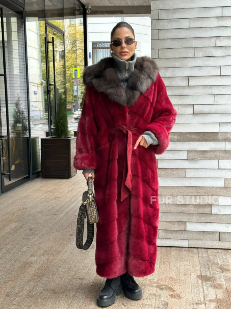 Длинная норковая шуба с капюшоном куница