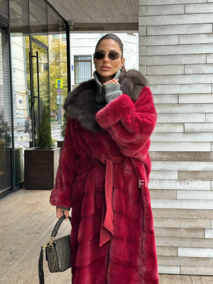 Длинная норковая шуба с капюшоном куница