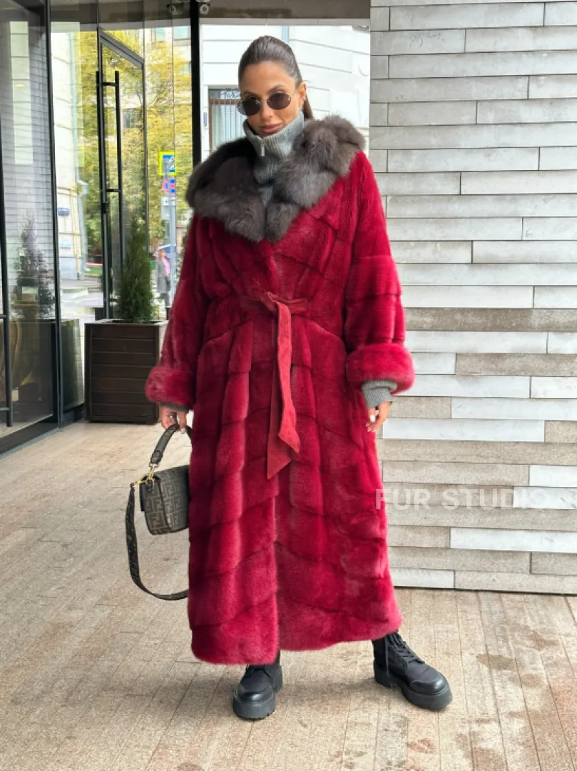 Длинная норковая шуба с капюшоном куница