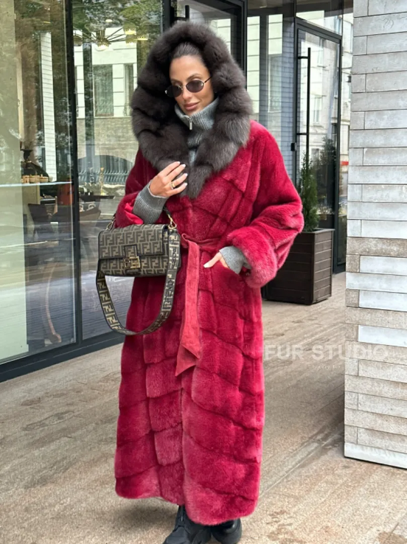 Длинная норковая шуба с капюшоном куница