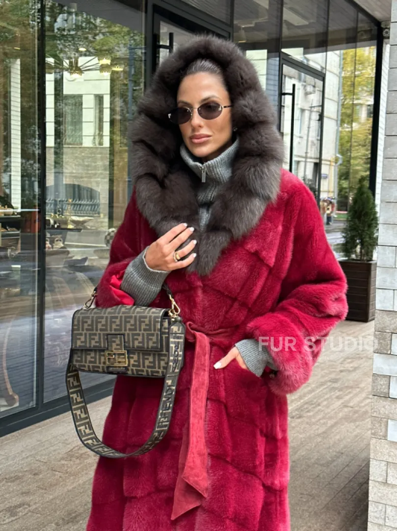 Длинная норковая шуба с капюшоном куница