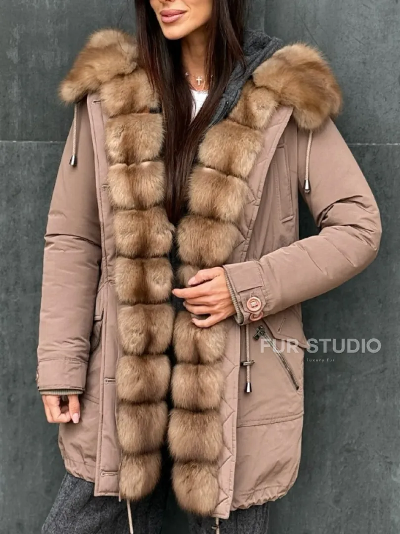 Женский пуховик с мехом куницы