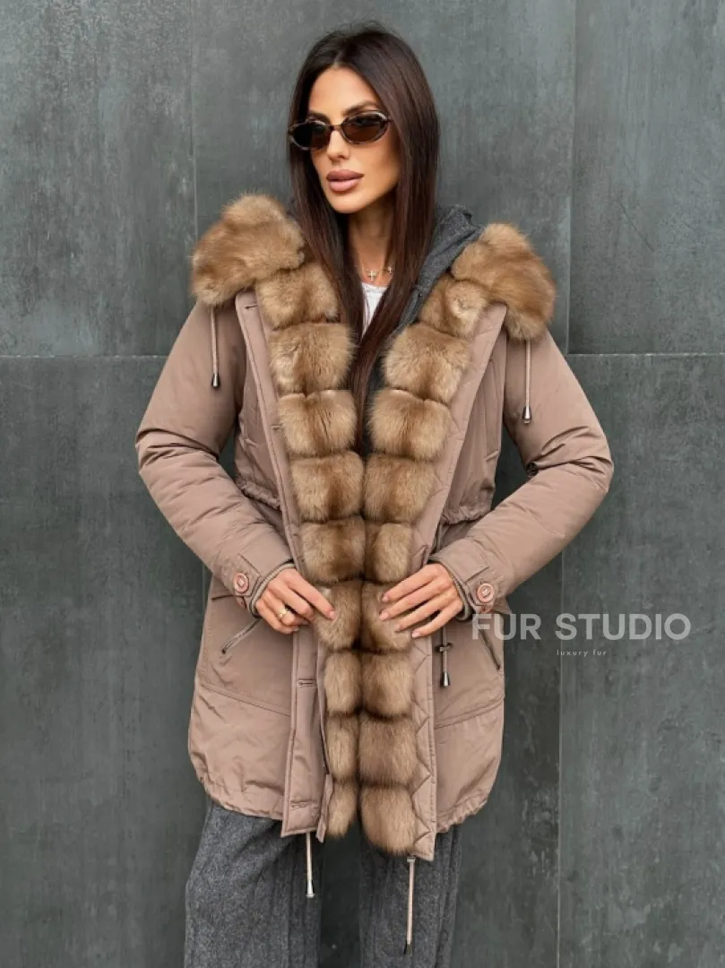 Женский пуховик с мехом куницы