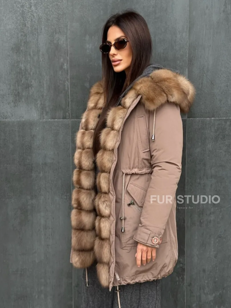 Женский пуховик с мехом куницы