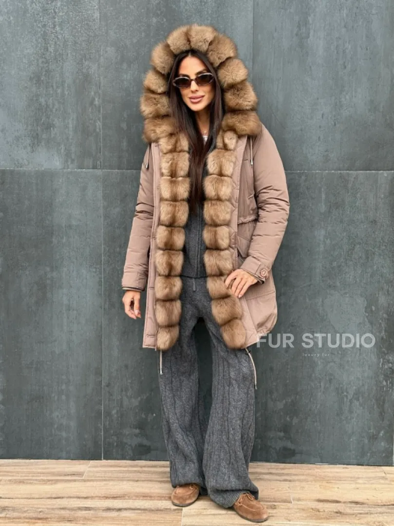Женский пуховик с мехом куницы