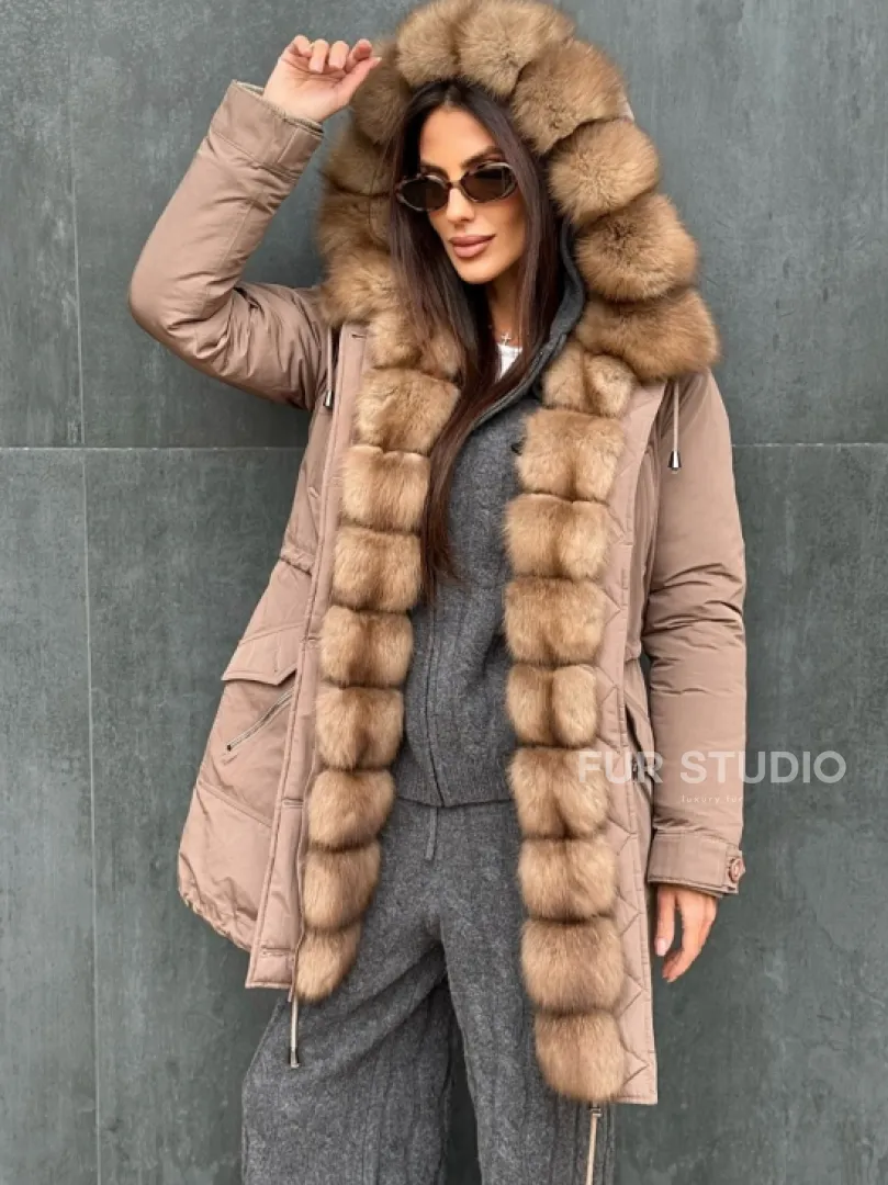Женский пуховик с мехом куницы
