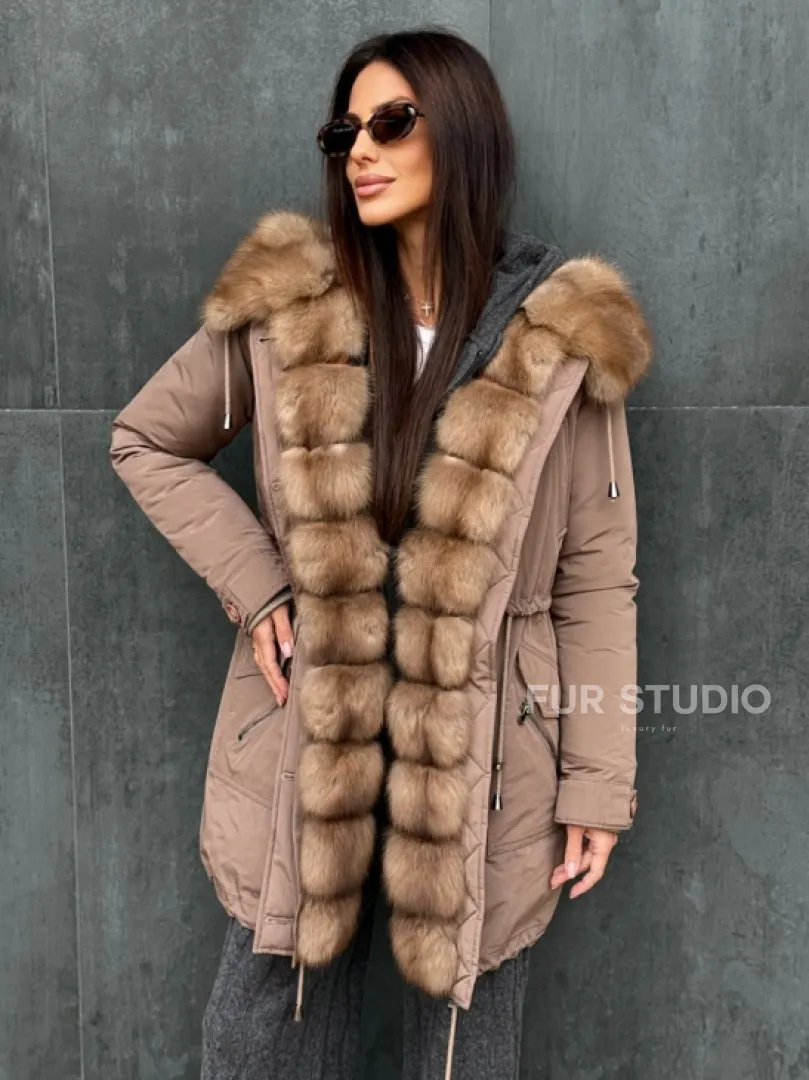 Женский пуховик с мехом куницы