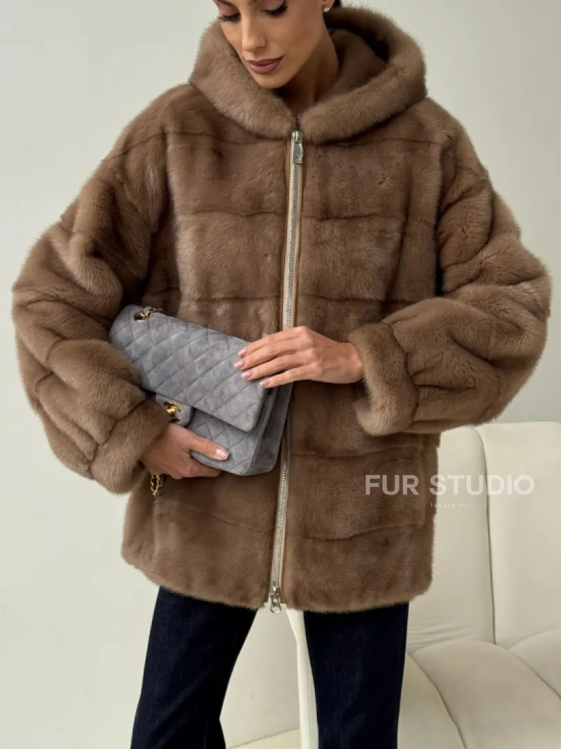 Бежевая норковая куртка с капюшоном