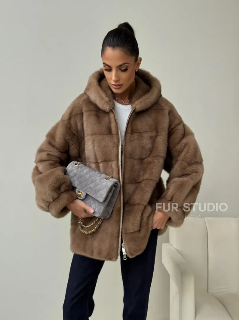 Бежевая норковая куртка с капюшоном