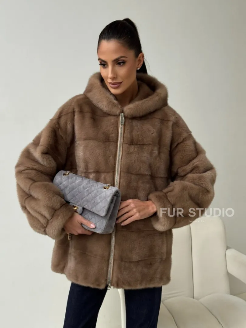 Бежевая норковая куртка с капюшоном