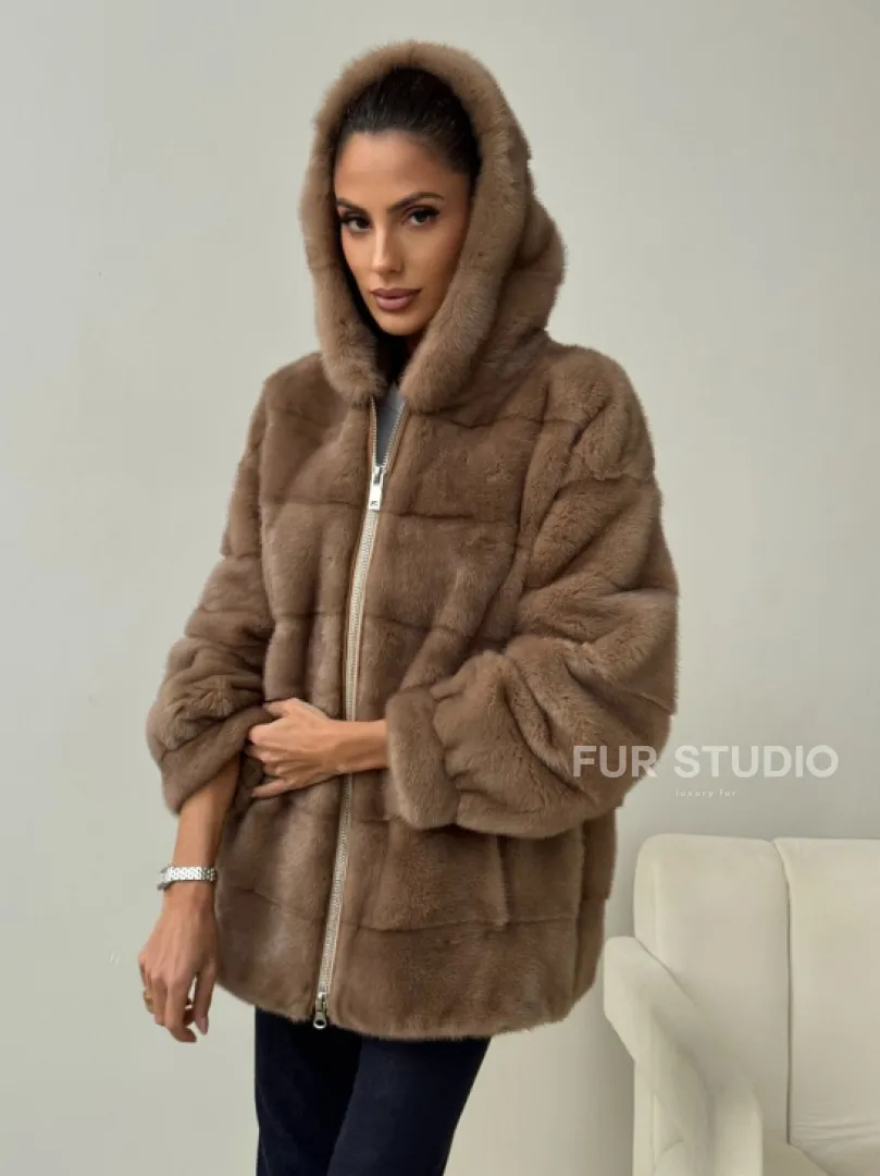 Бежевая норковая куртка с капюшоном