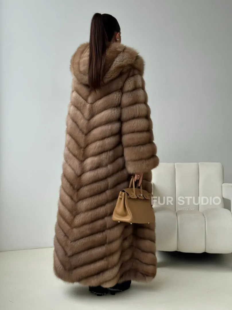 Длинная шуба из меха куницы с капюшоном