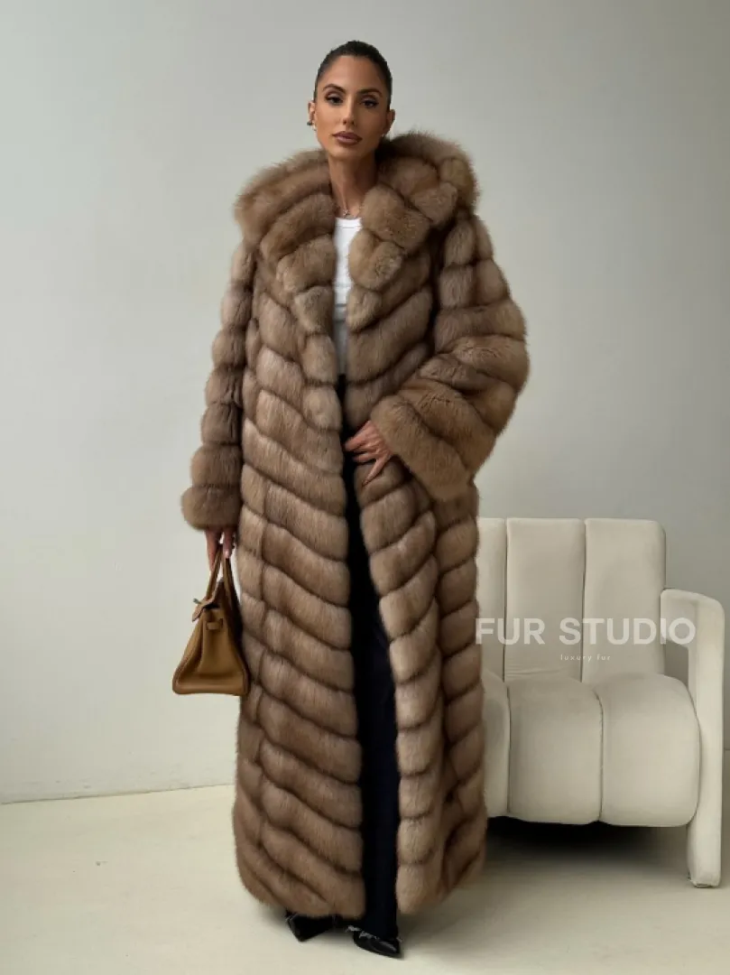 Длинная шуба из меха куницы с капюшоном