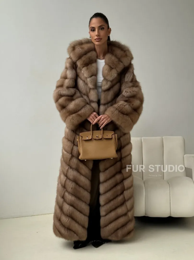 Длинная шуба из меха куницы с капюшоном