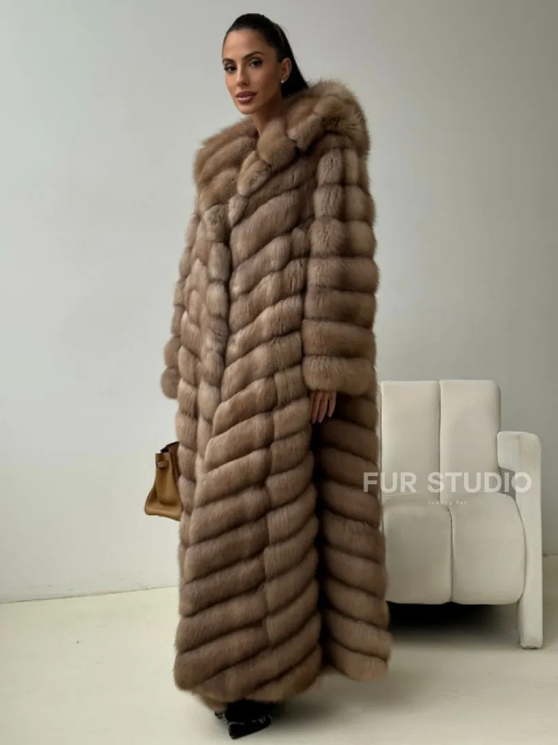 Длинная шуба из меха куницы с капюшоном