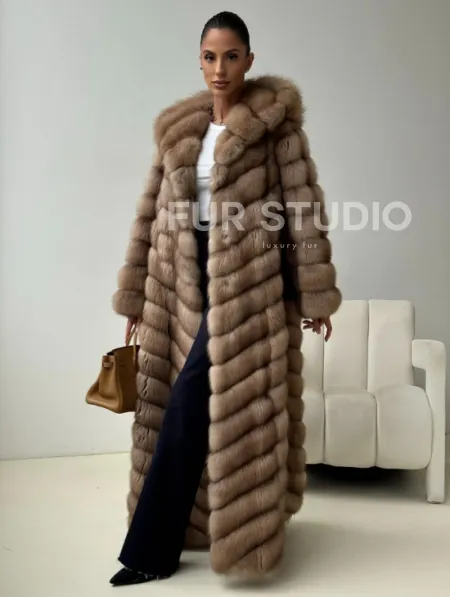 Длинная шуба из меха куницы с капюшоном - фото 0