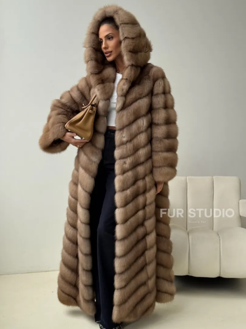 Длинная шуба из меха куницы с капюшоном