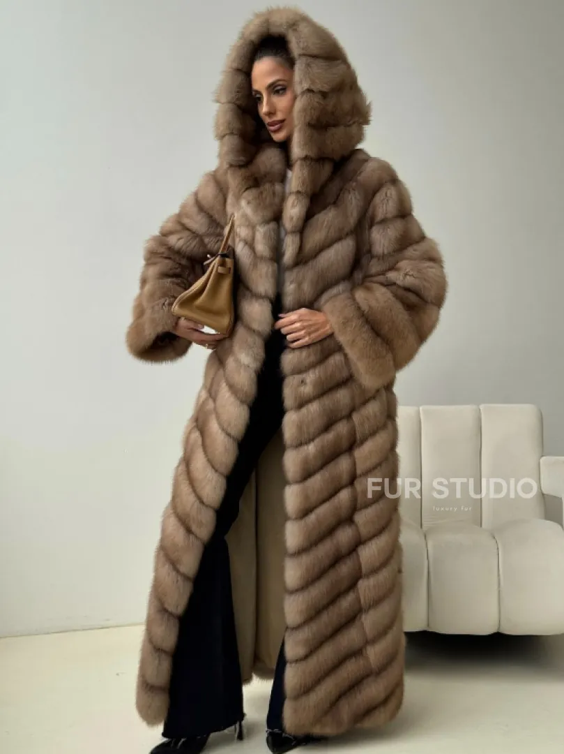 Длинная шуба из меха куницы с капюшоном