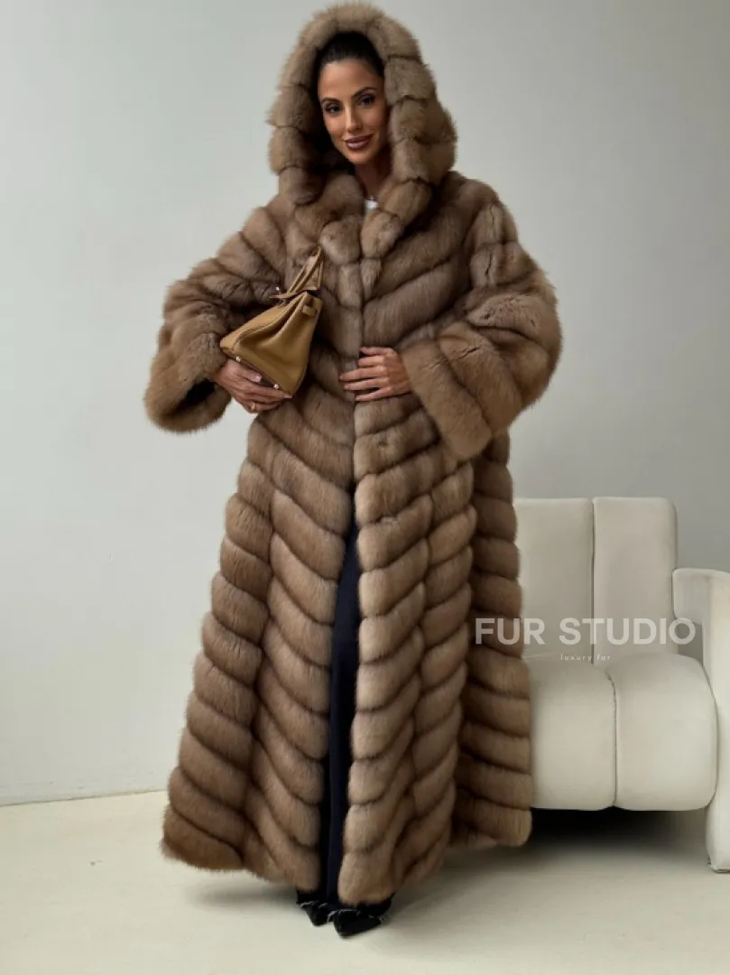 Длинная шуба из меха куницы с капюшоном