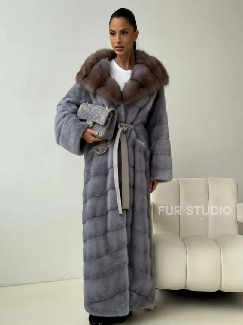 Голубая норковая шуба с капюшоном куницы