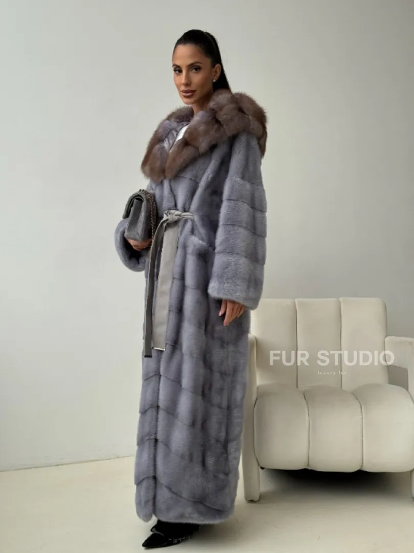 Голубая норковая шуба с капюшоном куницы