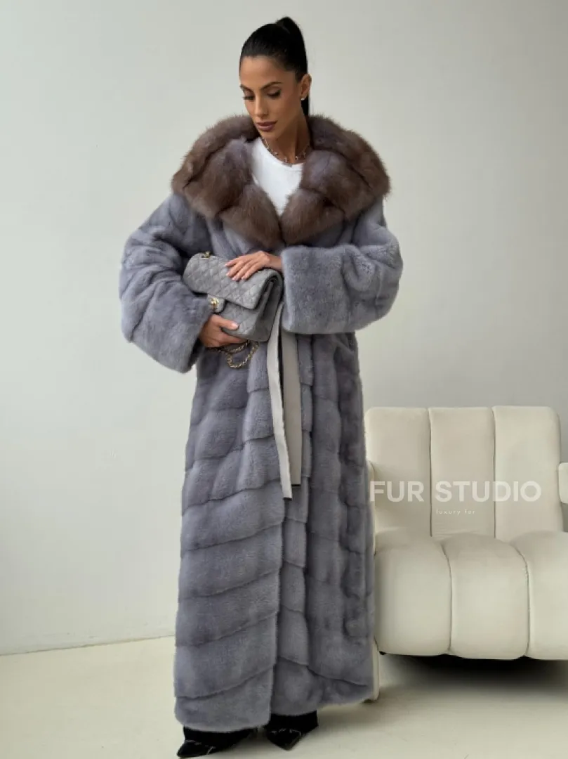 Голубая норковая шуба с капюшоном куницы