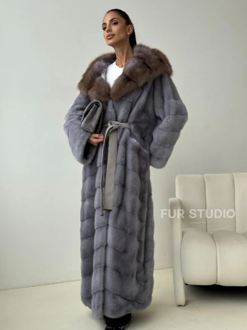Голубая норковая шуба с капюшоном куницы