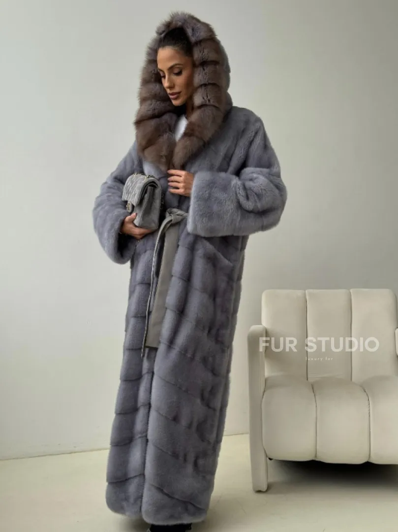 Голубая норковая шуба с капюшоном куницы