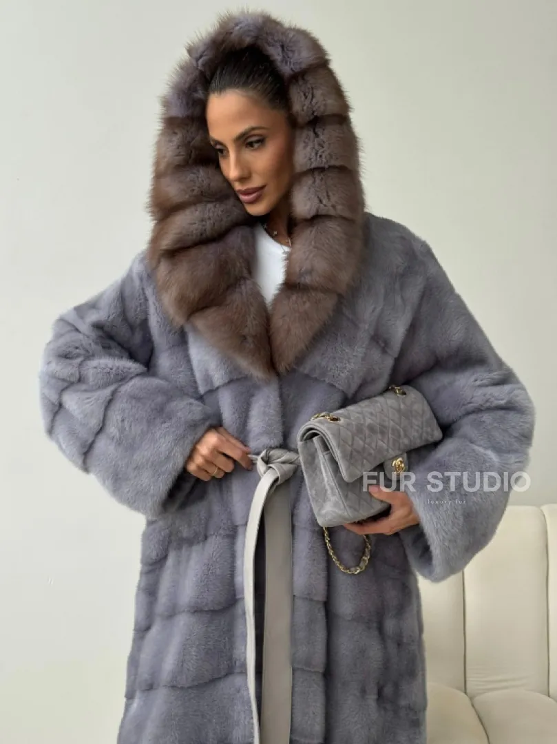 Голубая норковая шуба с капюшоном куницы