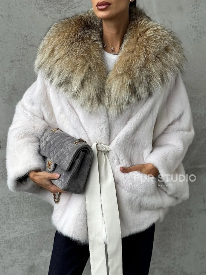 Светлая норковая шуба с капюшоном