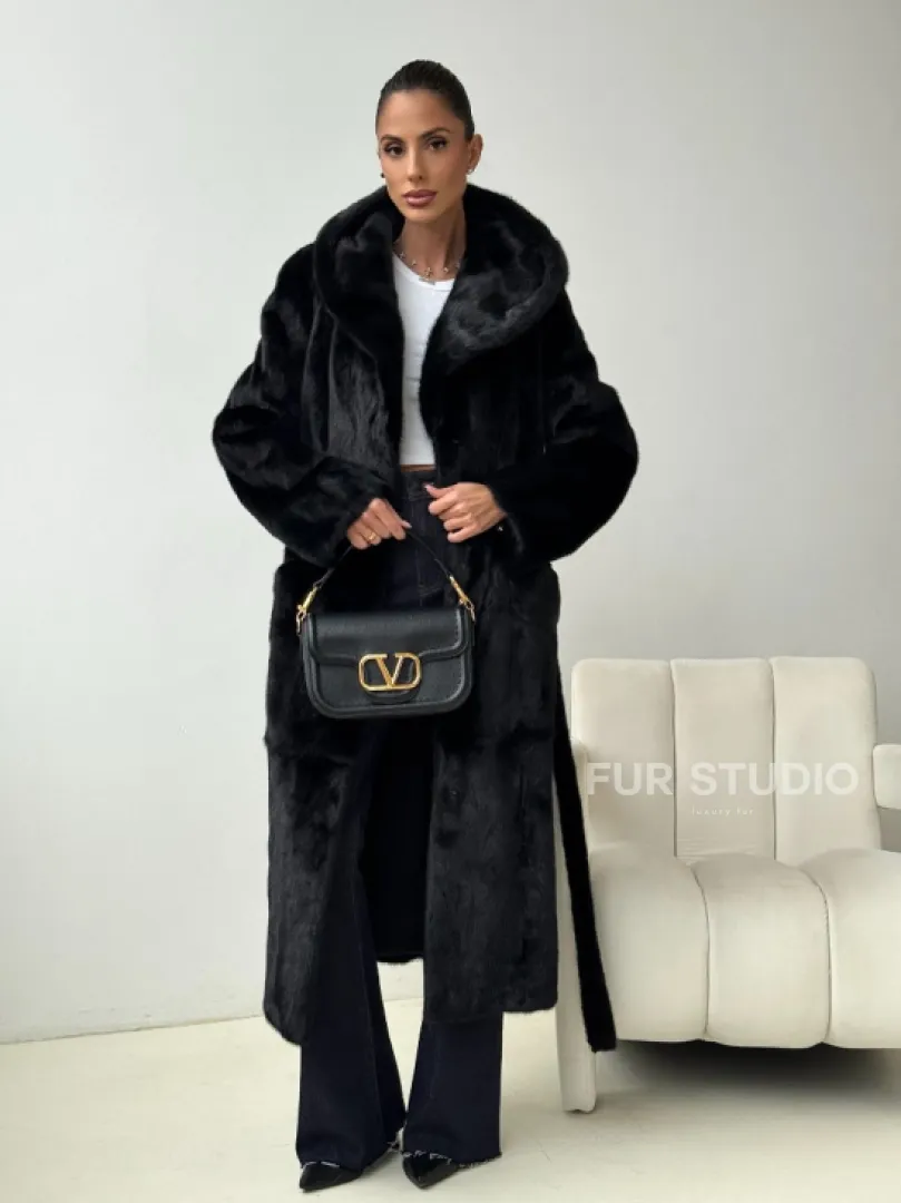 Черная норковая шуба с капюшоном