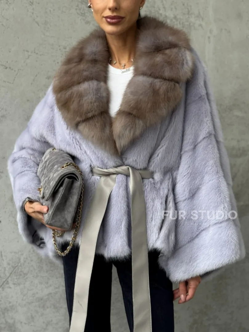 Короткая норковая шуба с воротником куницы