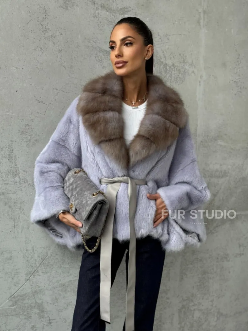 Короткая норковая шуба с воротником куницы