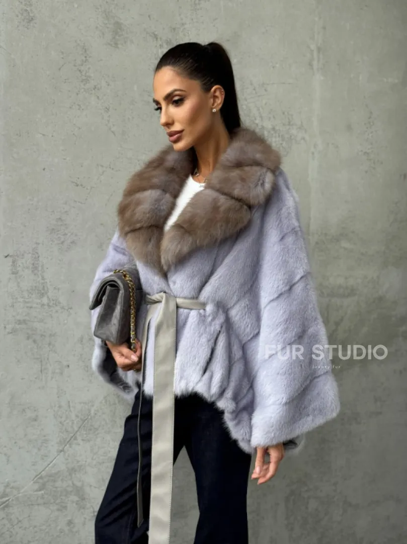 Короткая норковая шуба с воротником куницы