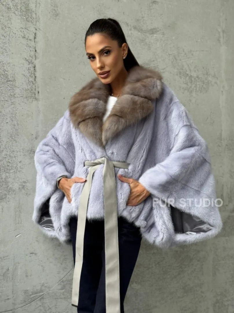 Короткая норковая шуба с воротником куницы