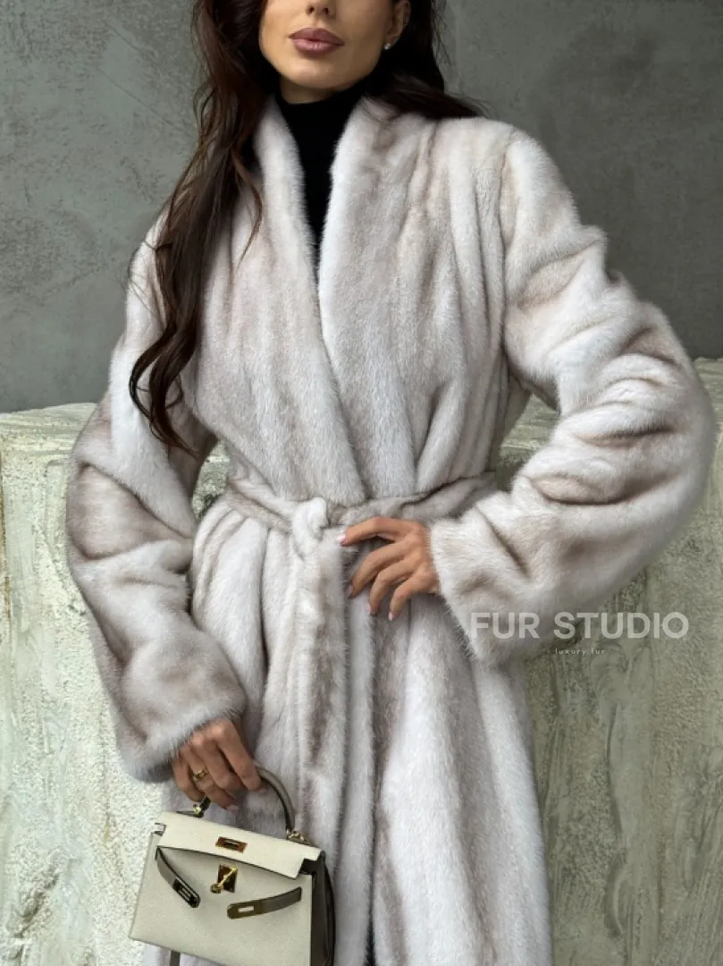 Светлая шуба из натуральной скандинавской норки