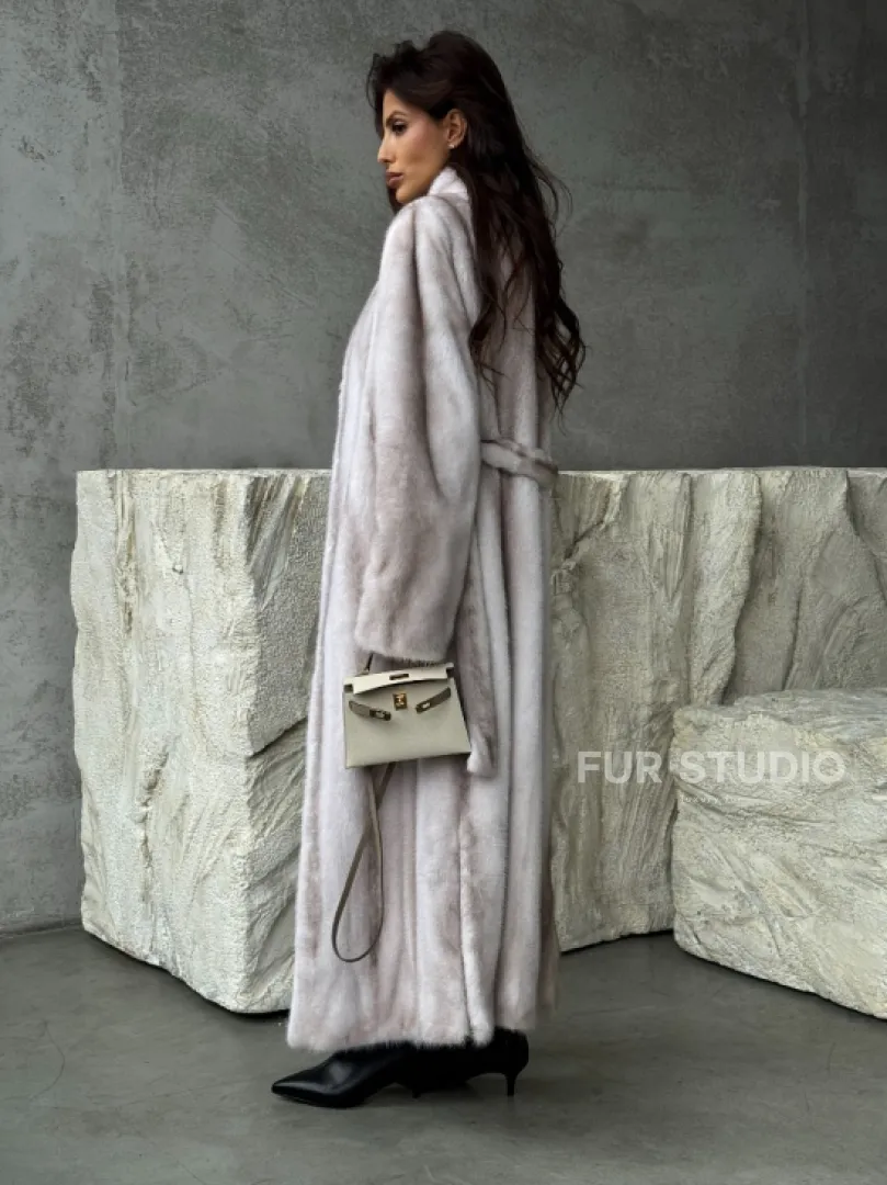 Светлая шуба из натуральной скандинавской норки