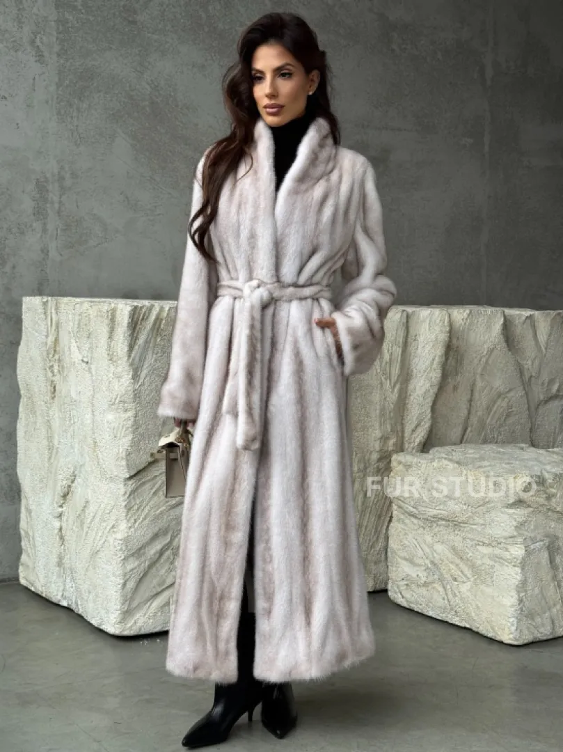 Светлая шуба из натуральной скандинавской норки