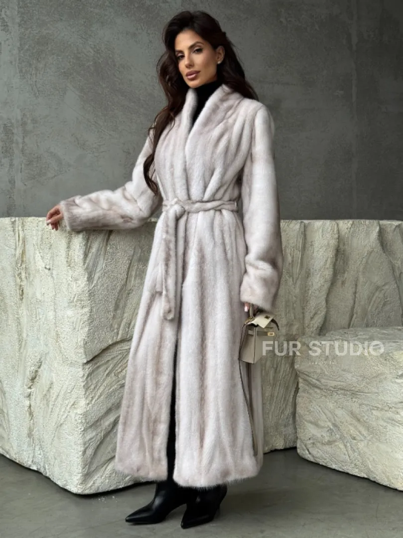 Светлая шуба из натуральной скандинавской норки