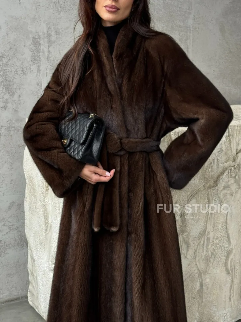 Пальто из норки с V-образным воротом