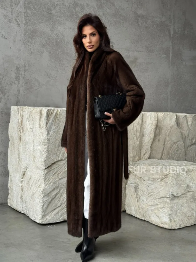 Пальто из норки с V-образным воротом